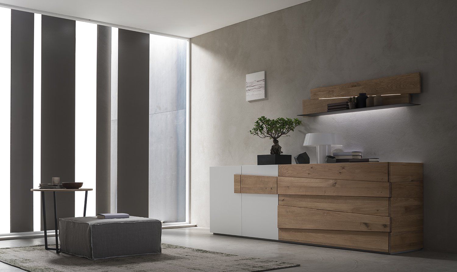 Soggiorno moderno con mobili in legno, tapparelle e oggetti decorativi.