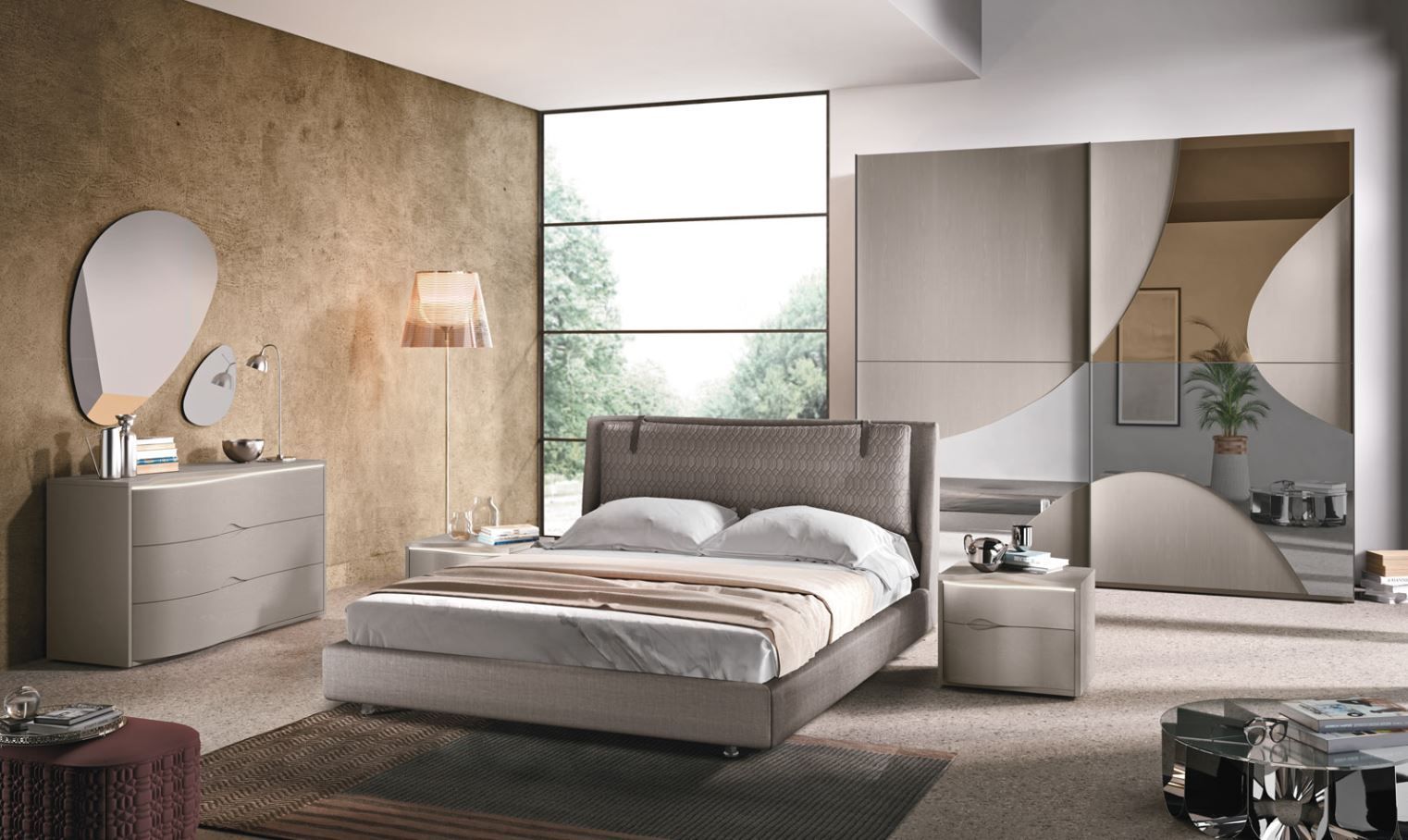 Camera da letto con mobili neutri: letto, cassettiera, comodino e un ampio armadio. Decorazioni e finestra nei toni della terra.