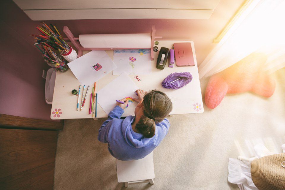 Bambina che disegna