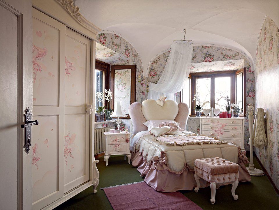 Camera da letto per bambina, con decorazioni floreali color crema e rosa. Include letto, armadio, comodino e finestra.