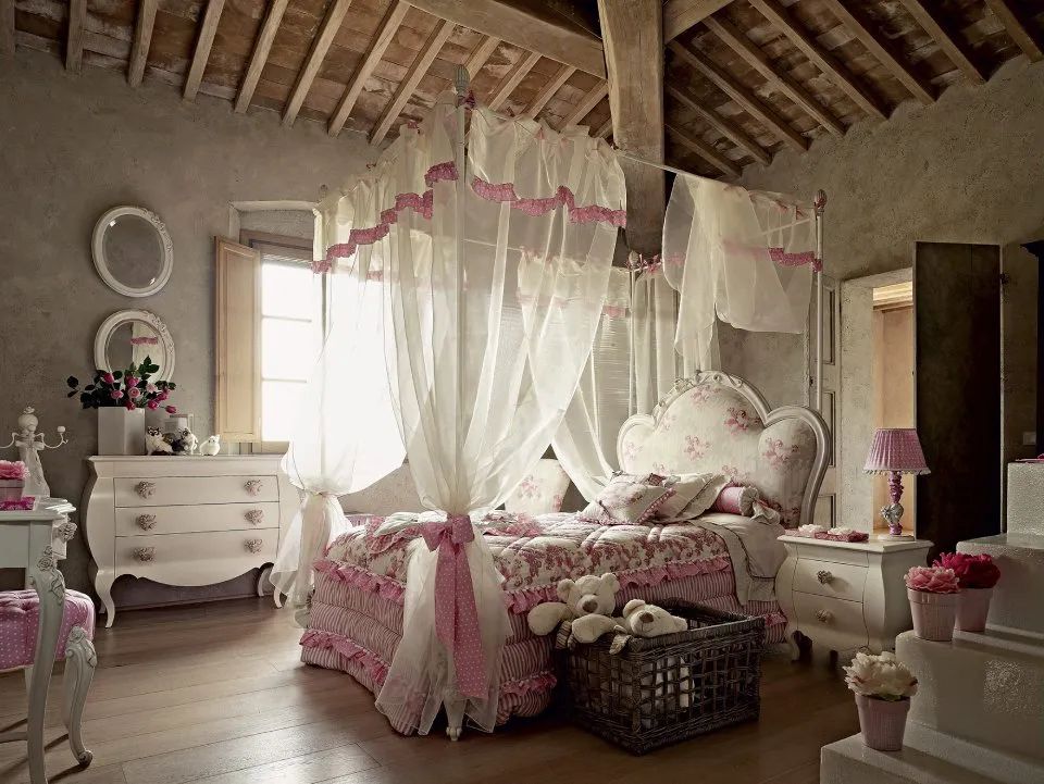 Una camera da letto romantica con letto a baldacchino, biancheria da letto floreale bianca e rosa e mobili antichi.