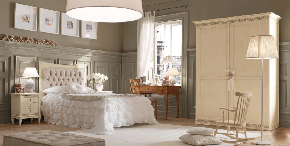 Una cameretta da letto accogliente con letto, cassettiera, sedia e un grande armadio in stile classico Salerno