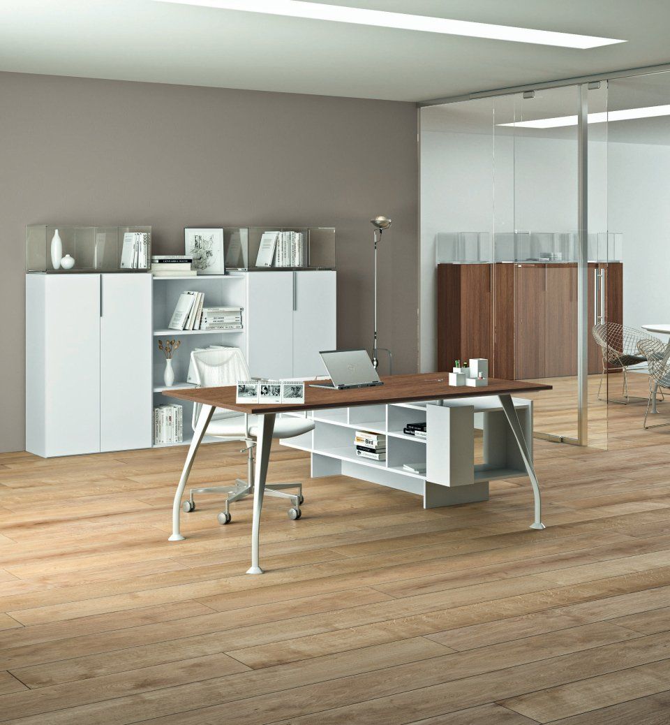 Ufficio moderno con pavimento in legno, scrivania con computer portatile e armadietti bianchi.