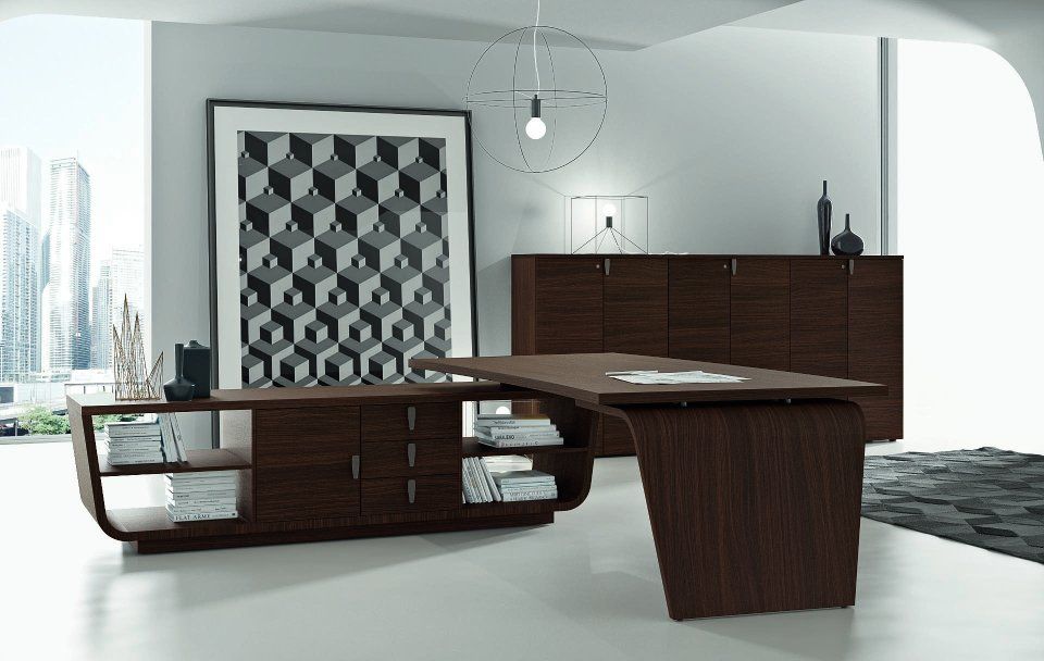 Ufficio moderno con scrivania in legno scuro, mobiletto e opere d'arte geometriche.