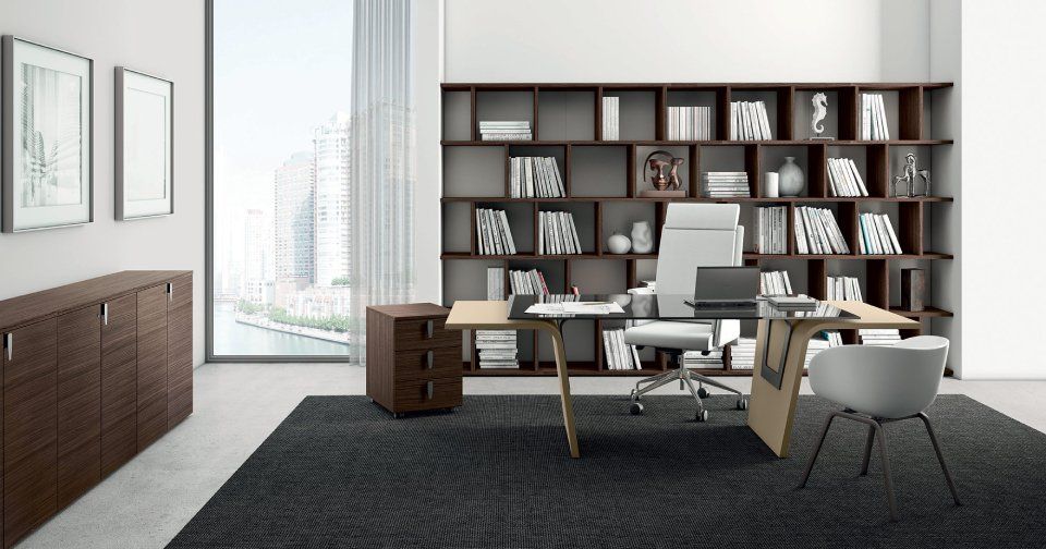 Ufficio moderno con scrivania, scaffali e mobili in legno scuro, sedia bianca, vista sulla città.