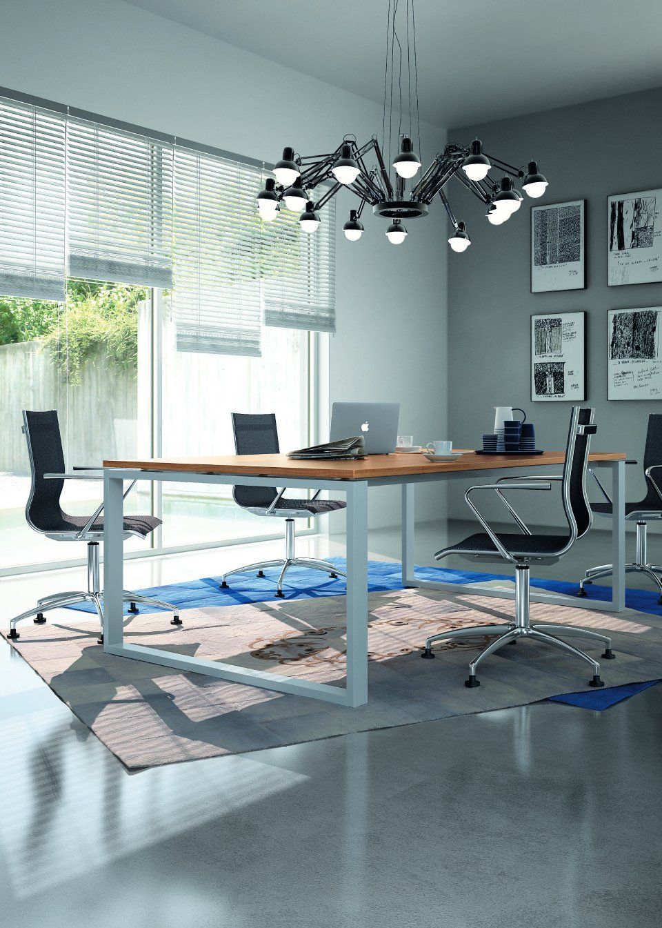 Ufficio moderno con un grande tavolo in legno, diverse sedie e un lampadario unico.