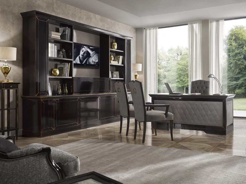 Elegante ufficio con mobili in legno scuro, scaffalature integrate, ampia finestra e scrivania imbottita.