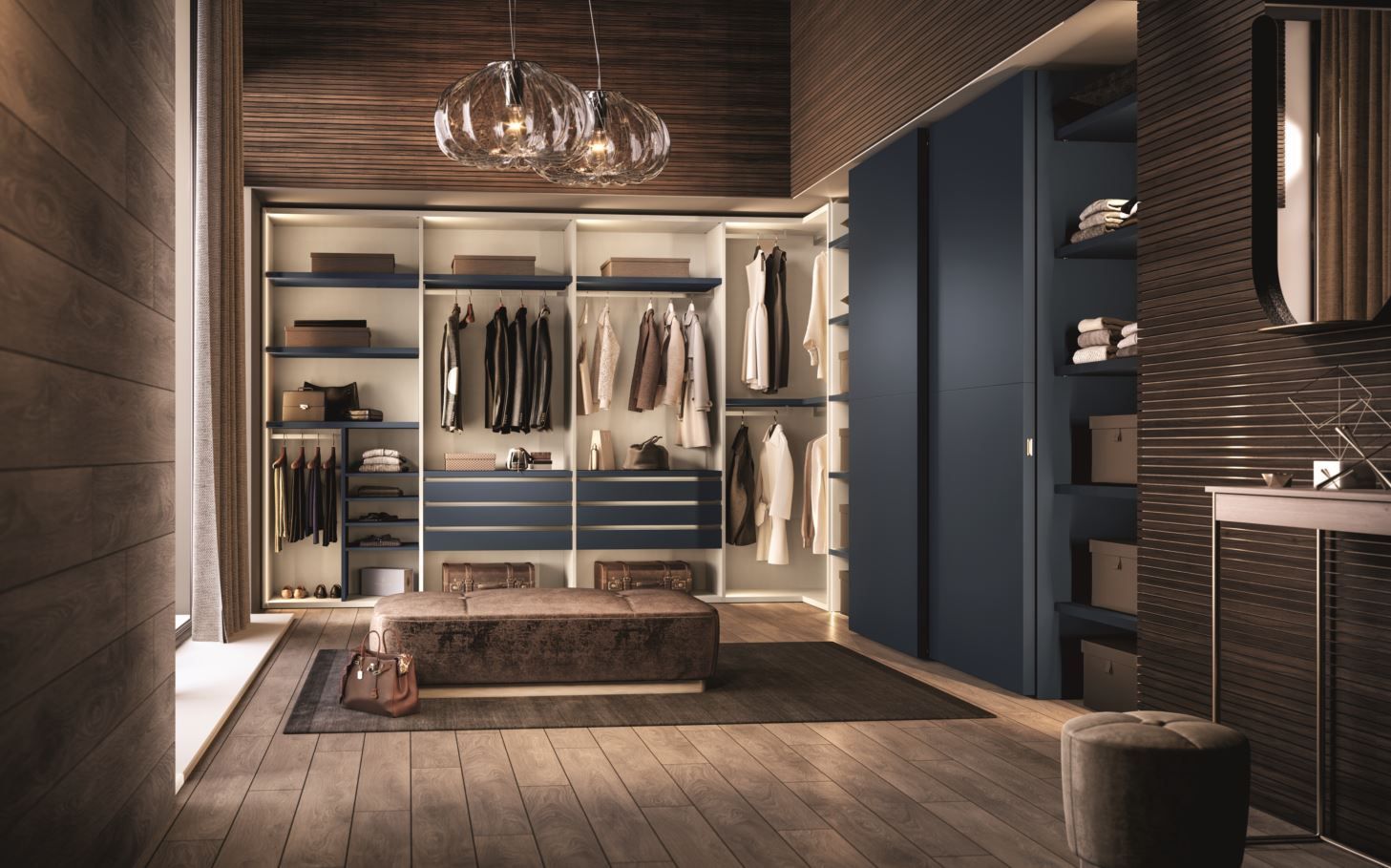 Cabina armadio con pavimenti in legno scuro, scaffali a vista, armadietti blu e una panca.