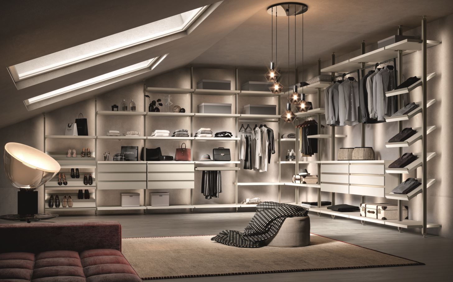 Moderna cabina armadio con ripiani aperti, appendiabiti, cassetti e zona salotto con sedie, tappeto e tavolino.