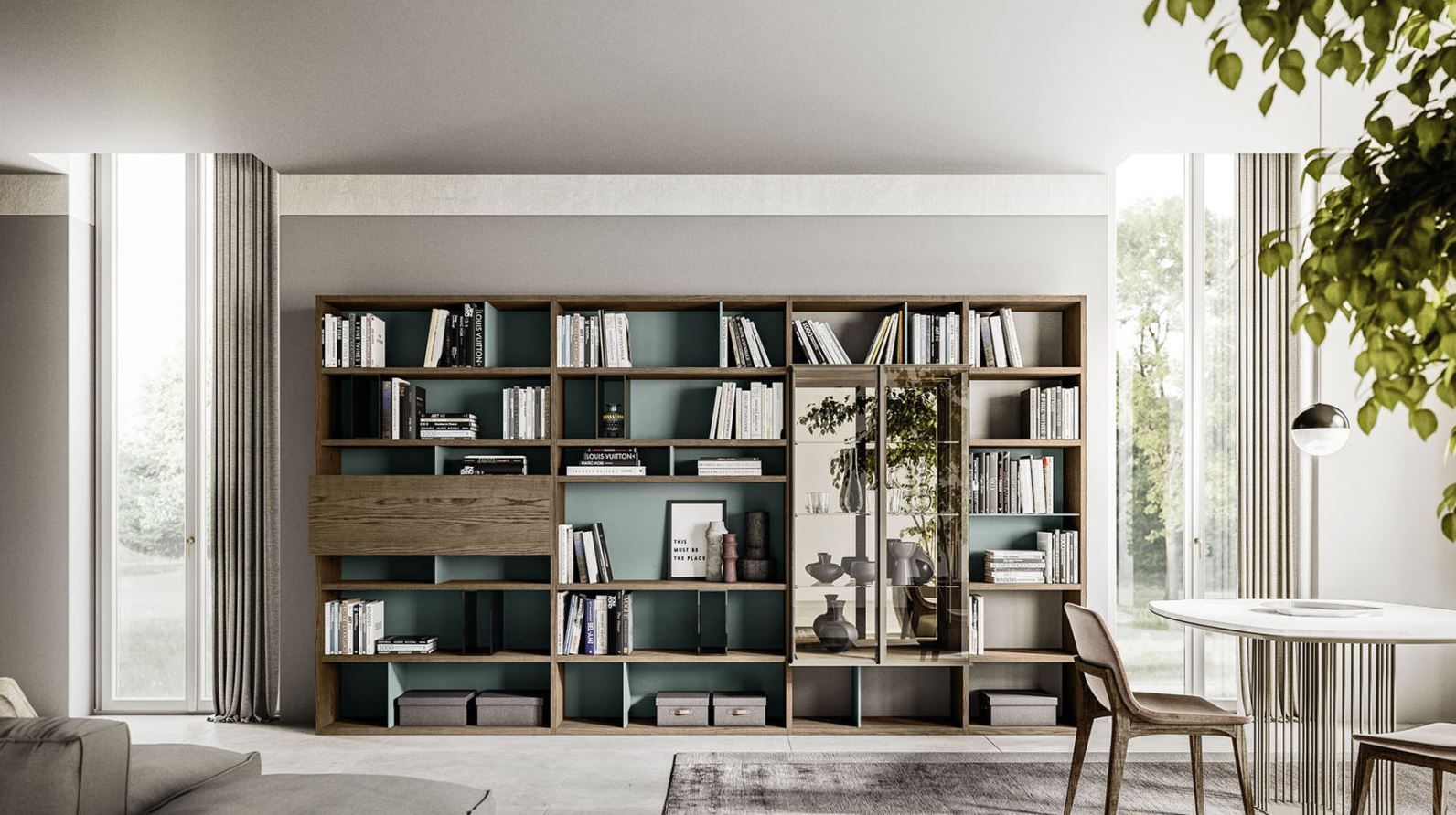Un soggiorno moderno con una grande libreria in legno piena di libri, decorazioni e uno specchio.