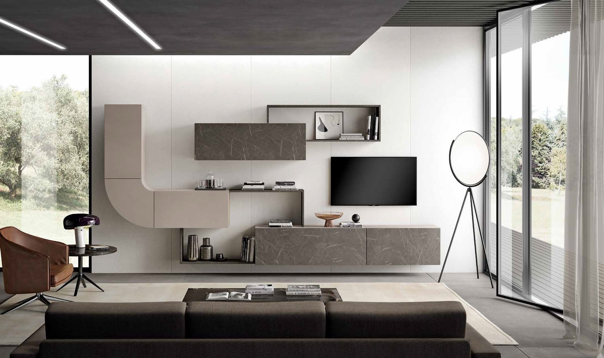 Soggiorno moderno con scaffali integrati, TV, divano, sedia e ampia finestra con vista sugli alberi.