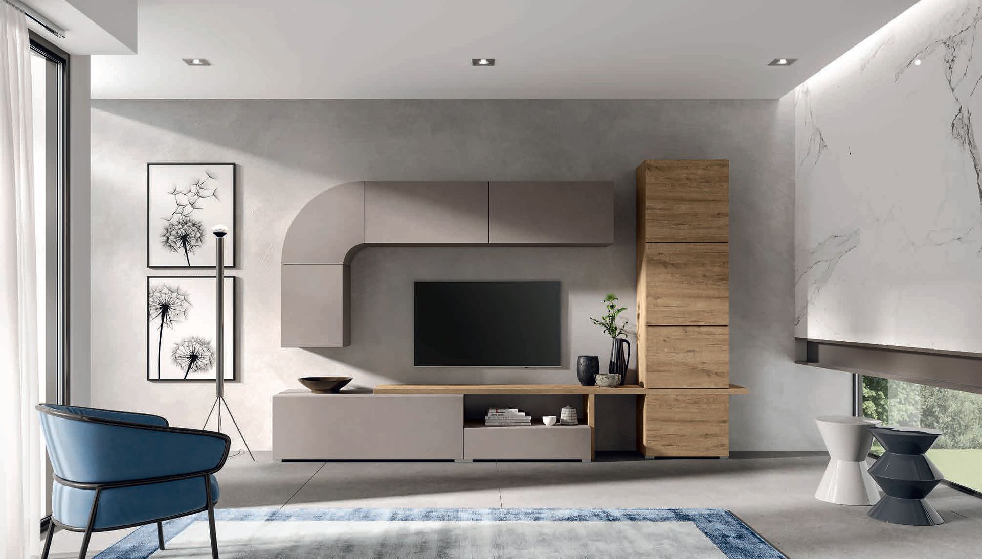 Soggiorno moderno con mobile TV grigio e legno, TV, sedia blu e tappeto.