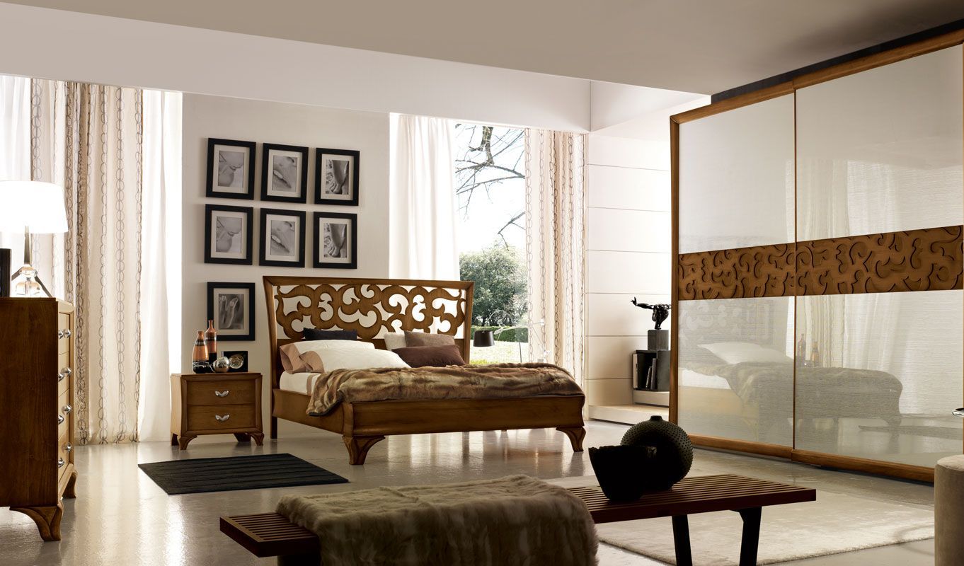 Camera da letto con mobili in legno, tra cui un letto, un comodino e un armadio.
