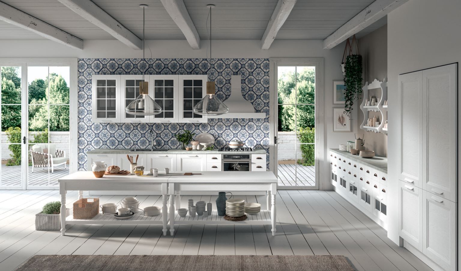 Cucina tradizionale Aran bianca con paraschizzi in piastrelle blu, isola e ampie finestre con vista sul verde.