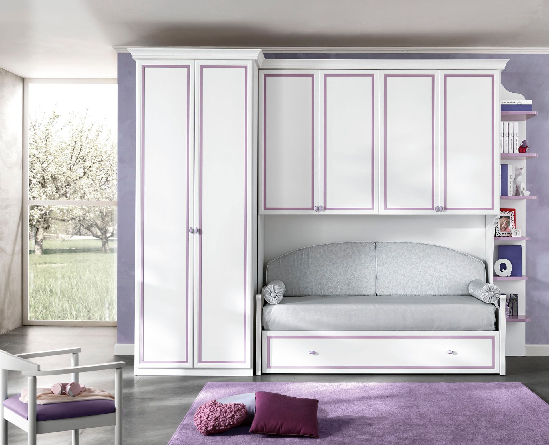 Tre ragazze in una camera da letto bianca con mobili bianchi. Una saluta dal letto a castello. Un'altra usa un computer portatile, mentre la terza si rilassa sul letto.