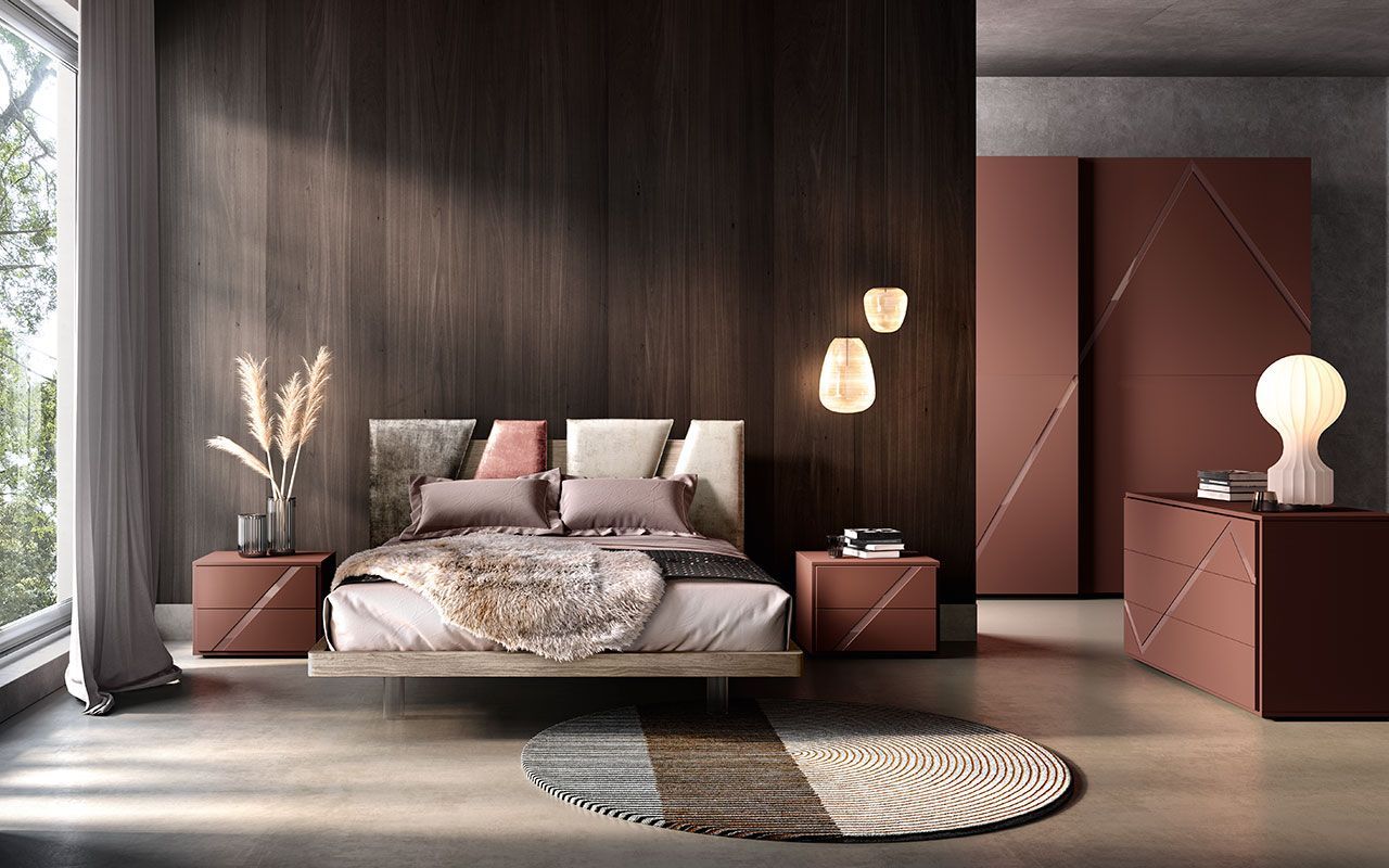 Camera da letto moderna con parete in legno marrone, letto, comodini, tappeto e ampia finestra.