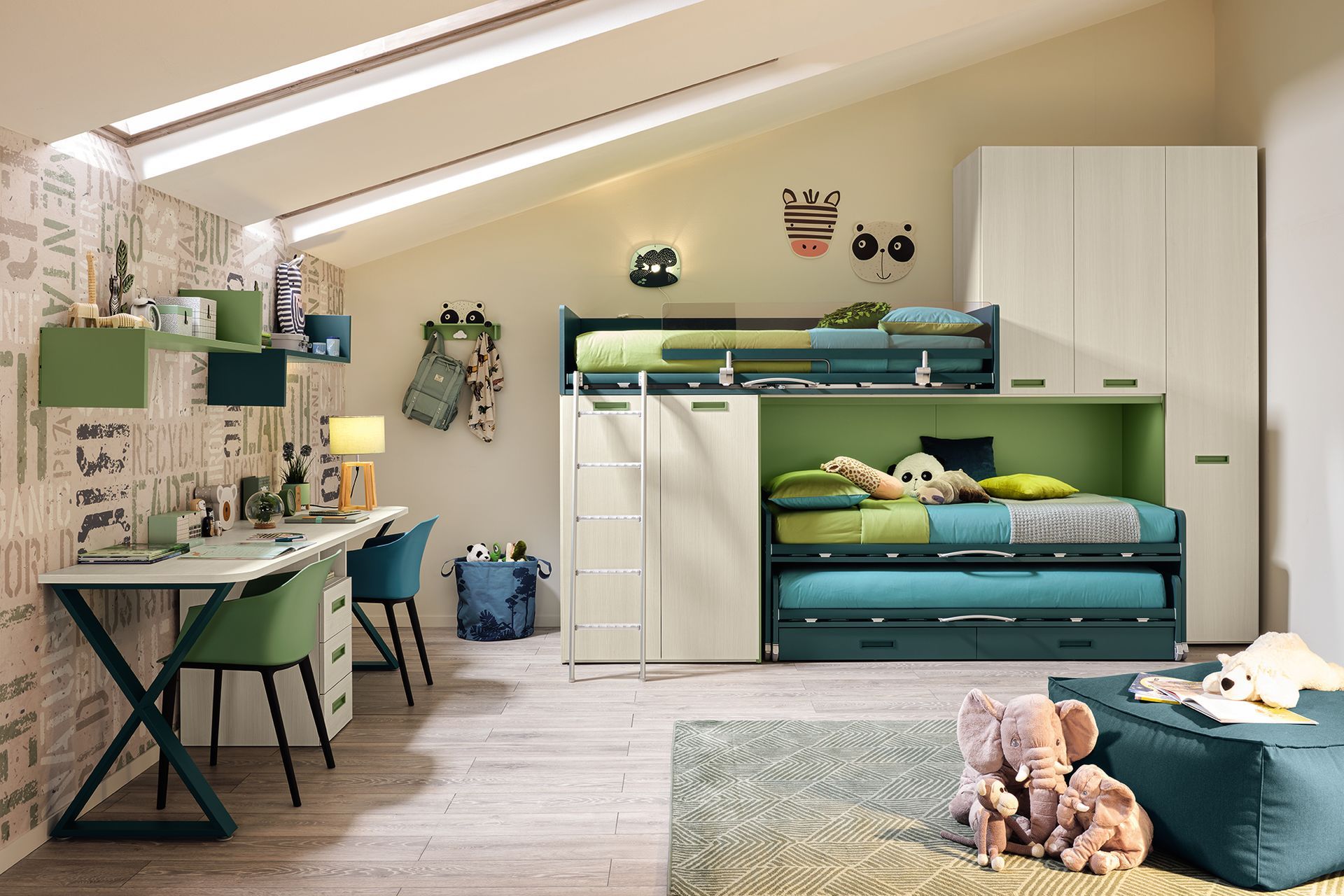 Cameretta per bambini con letto a castello e scrivania, colori verde acqua e verde, pavimento in legno.