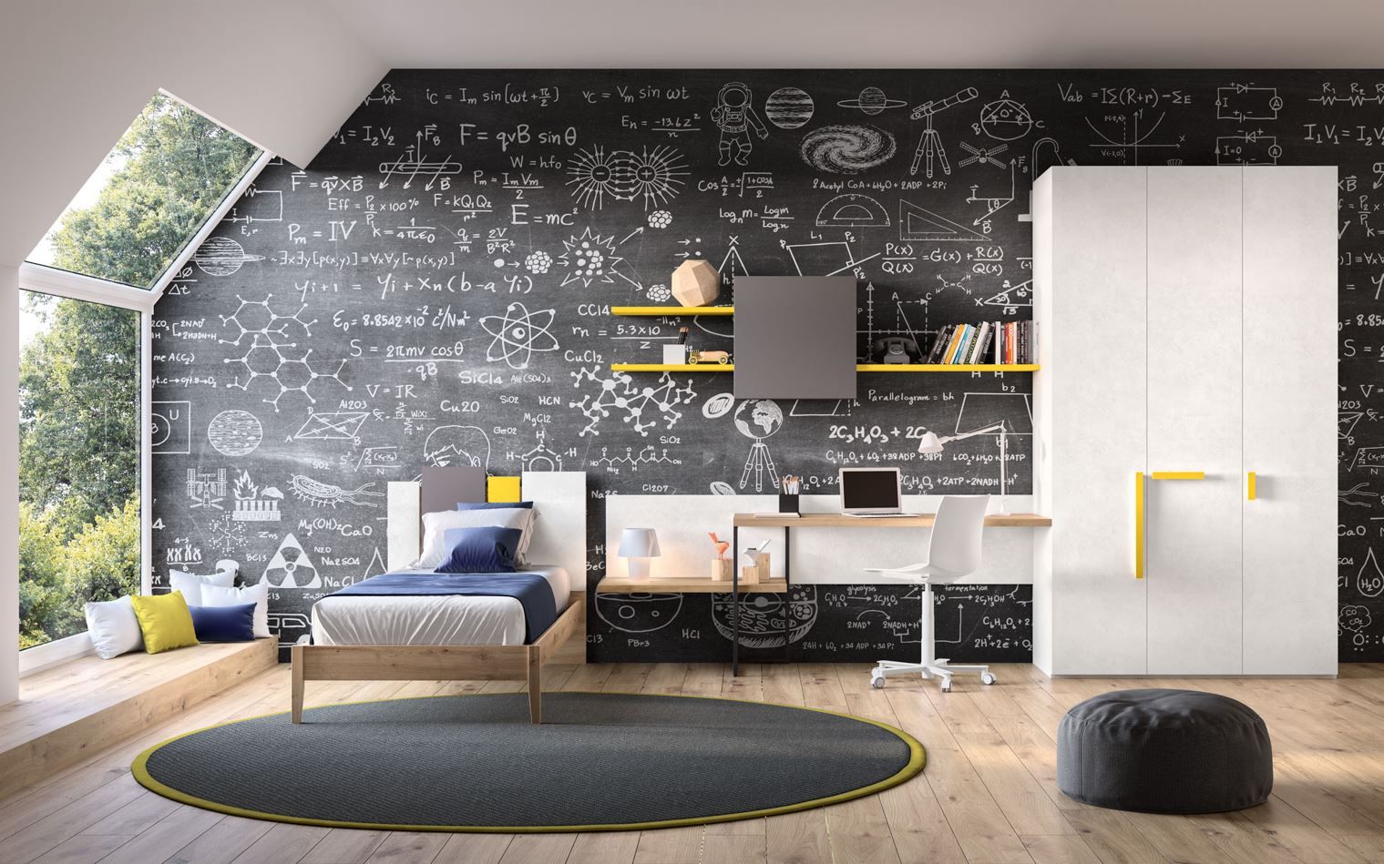 Camera da letto con parete lavagna, letto, scrivania e ampia finestra. Caratterizzata da toni neutri e dettagli gialli.