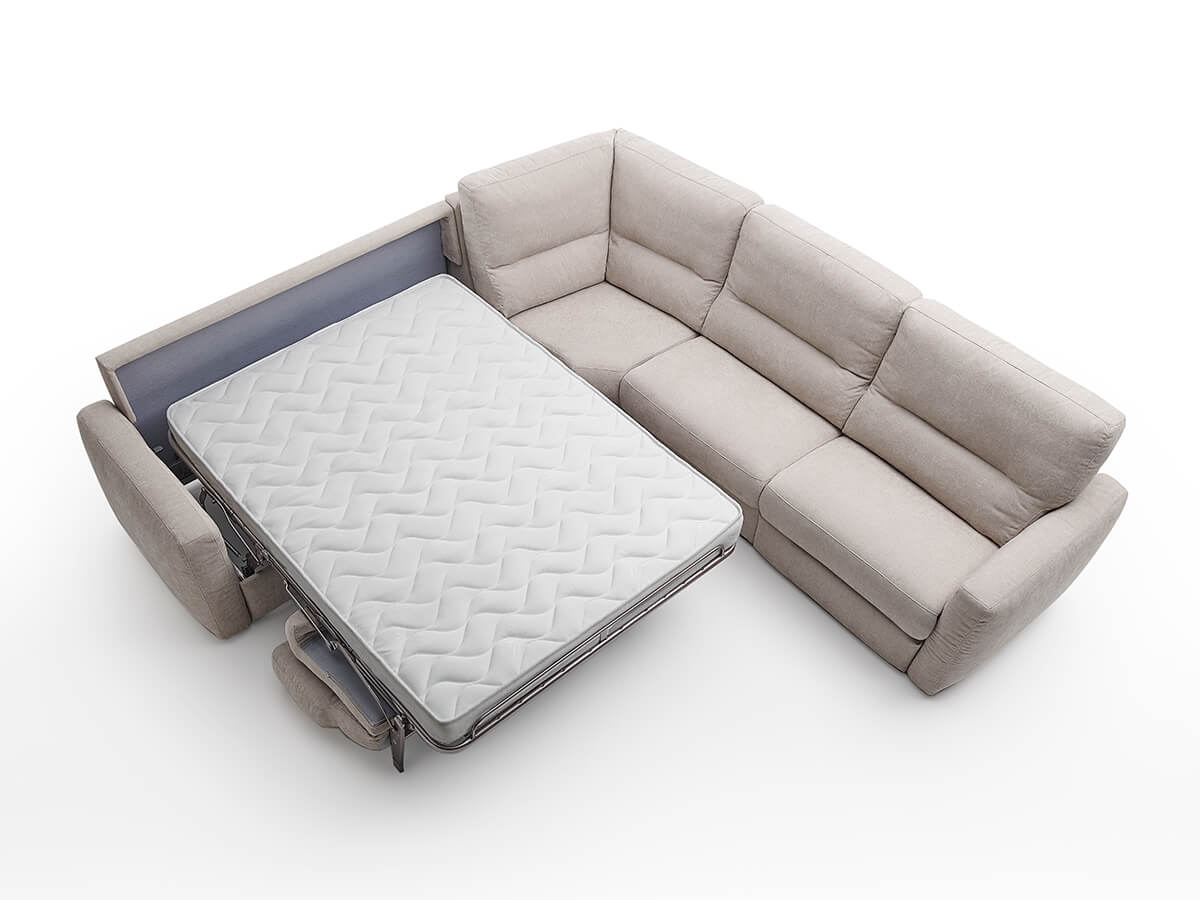 Divano componibile beige a L con letto estraibile, esposto su sfondo bianco. Il letto è aperto.