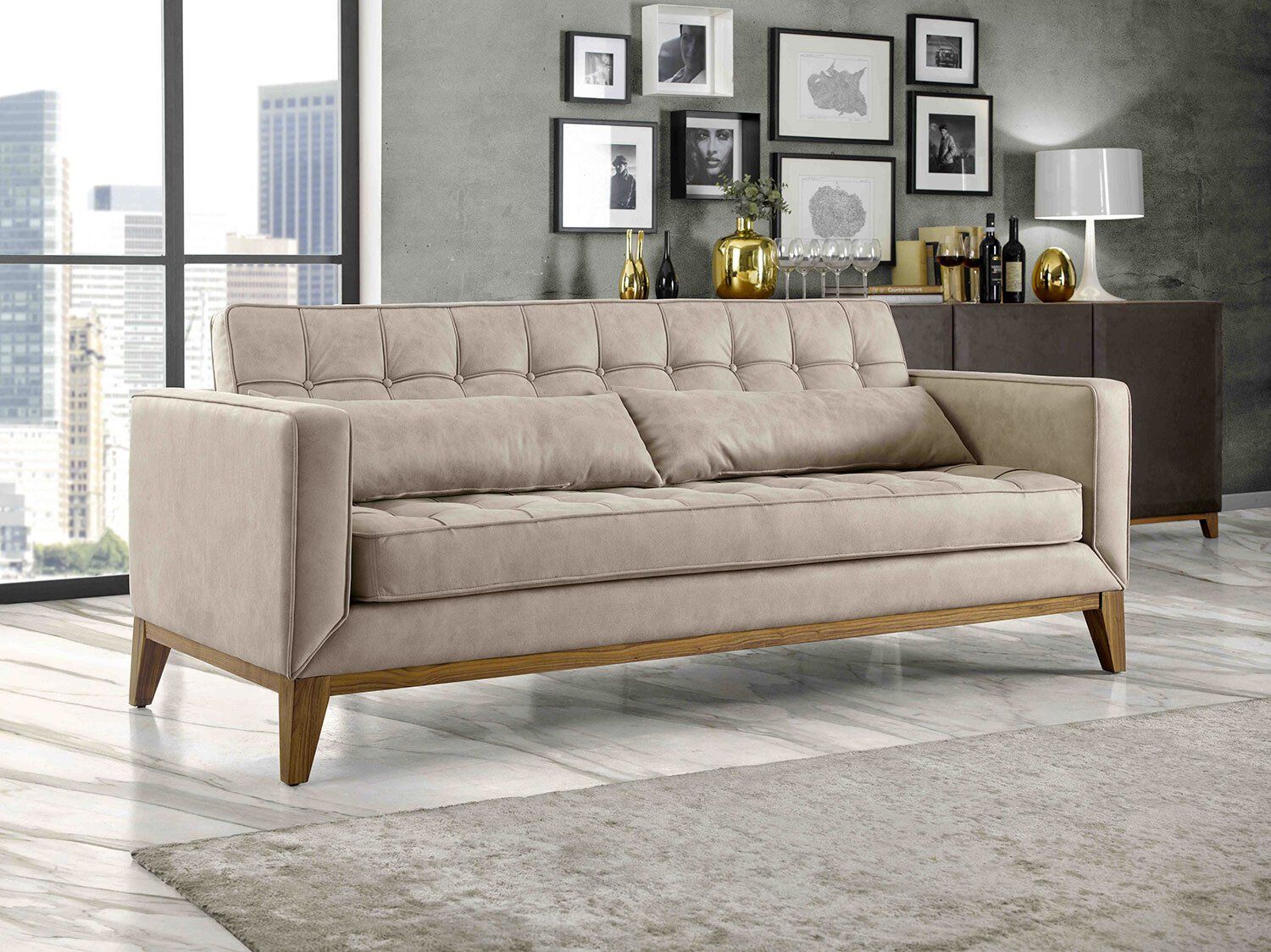 Divano imbottito beige con struttura in legno in un ambiente moderno del soggiorno.