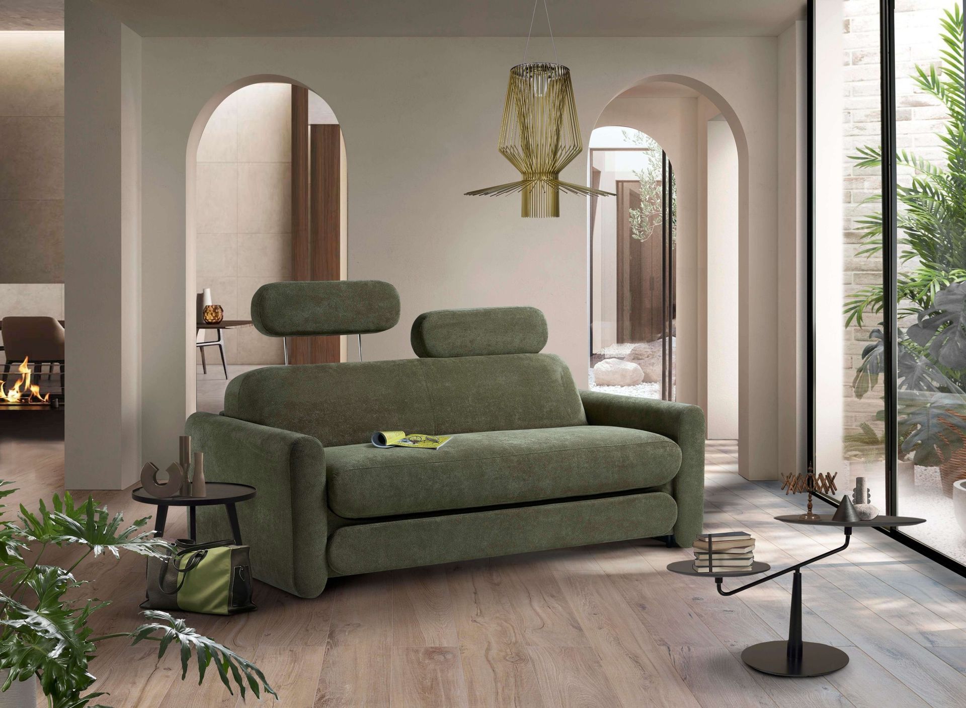 Divano verde in un luminoso e moderno soggiorno con porte ad arco e una grande finestra.
