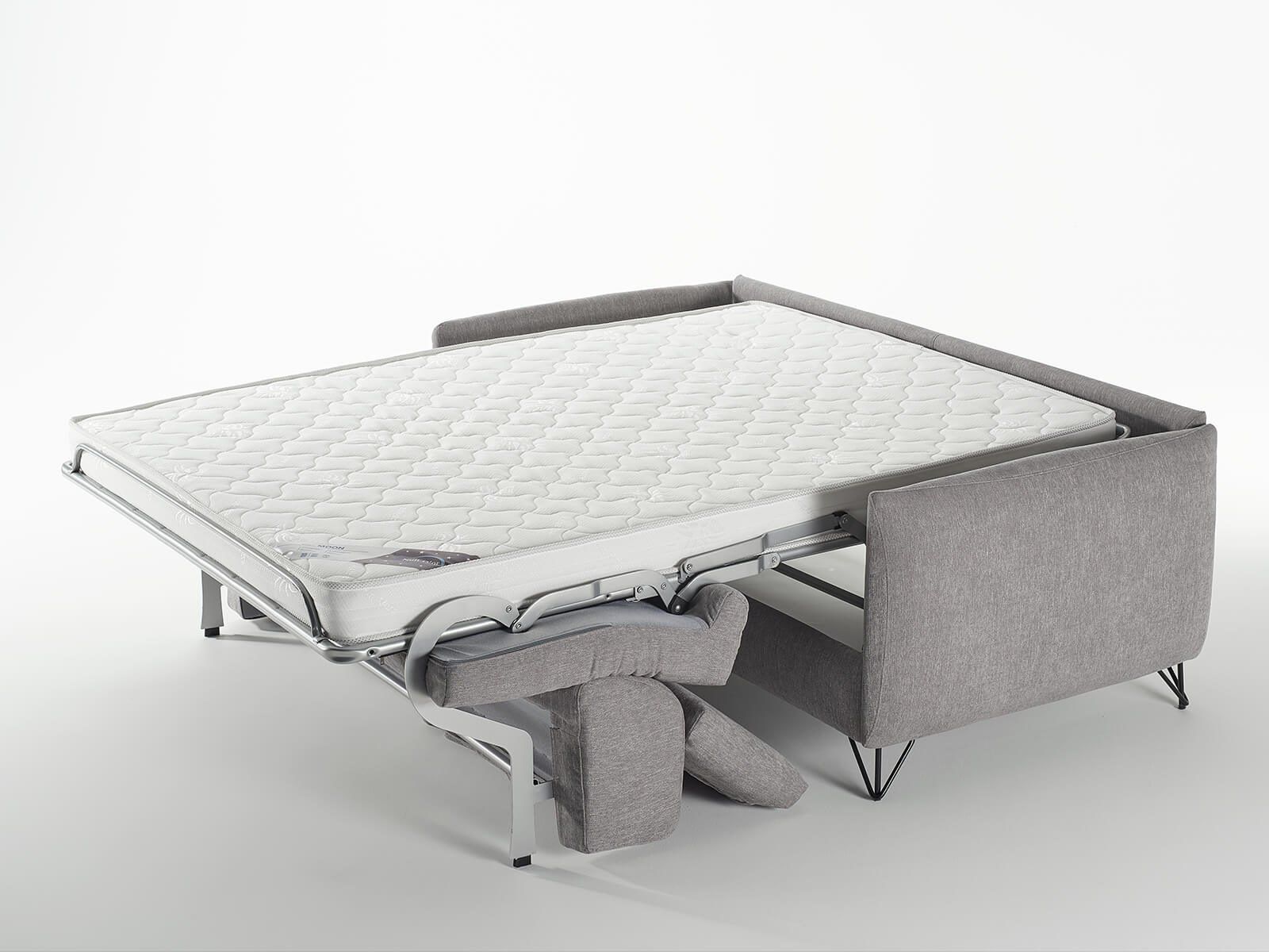 Divano letto grigio con il materasso parzialmente esteso.