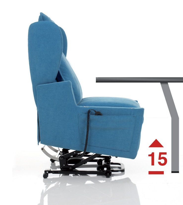 Poltrona elevatrice blu, vista laterale, inclinata. Accanto c'è un tavolo e una freccia rossa indica un'altezza di 38 cm.