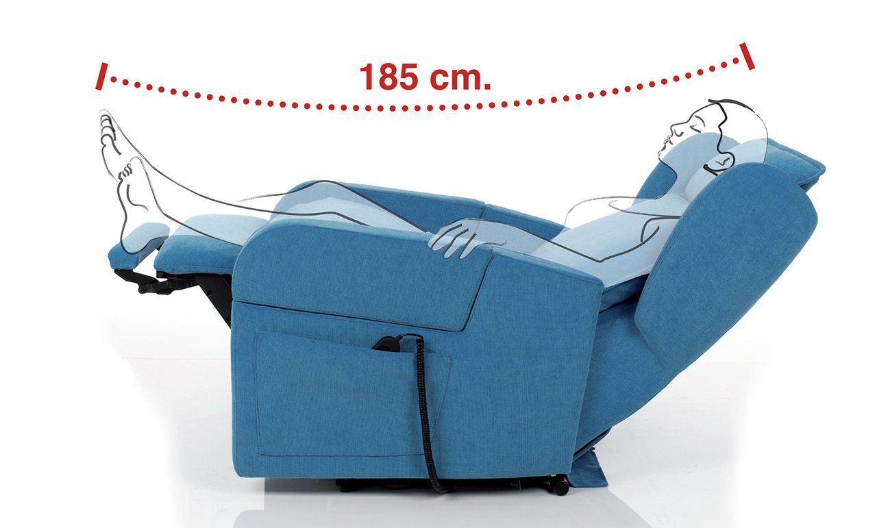 Poltrona reclinabile blu con una persona sdraiata. La lunghezza è di 185 cm.