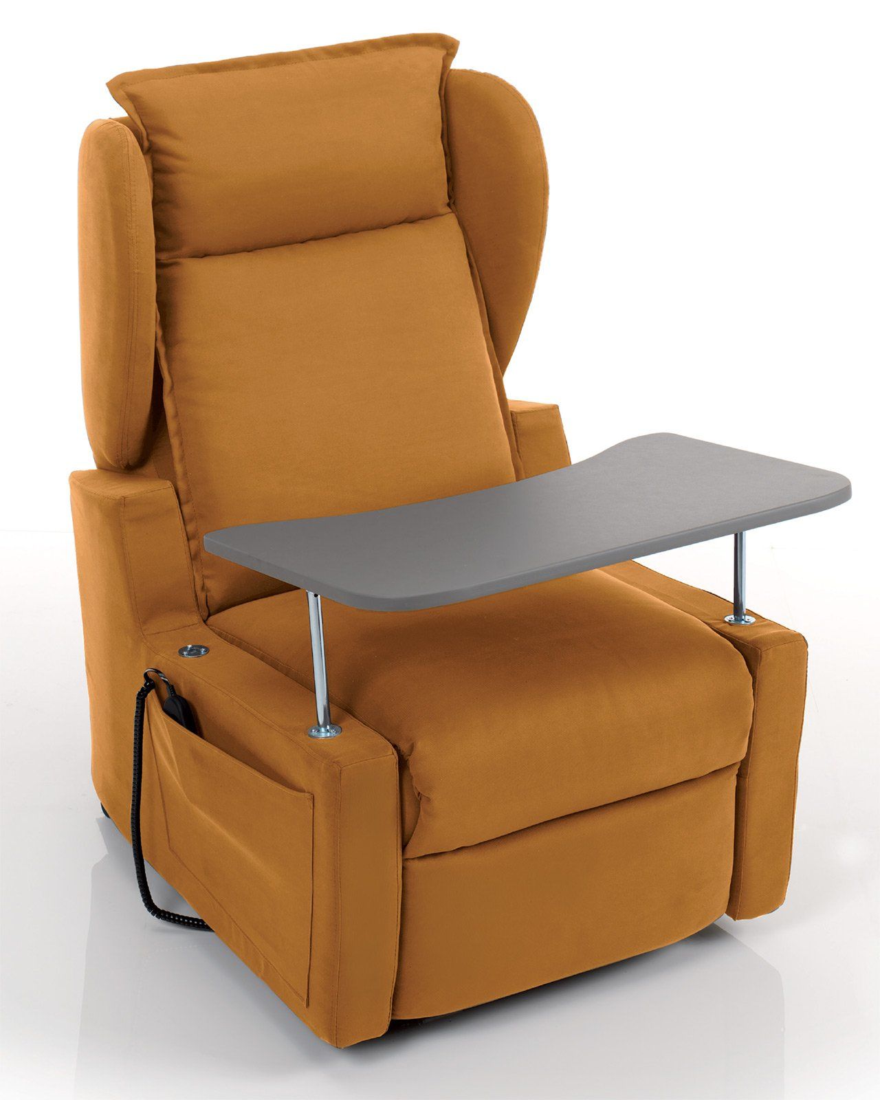 Poltrona elevatrice arancione con vassoio grigio incorporato, tasca laterale e schienale alto.