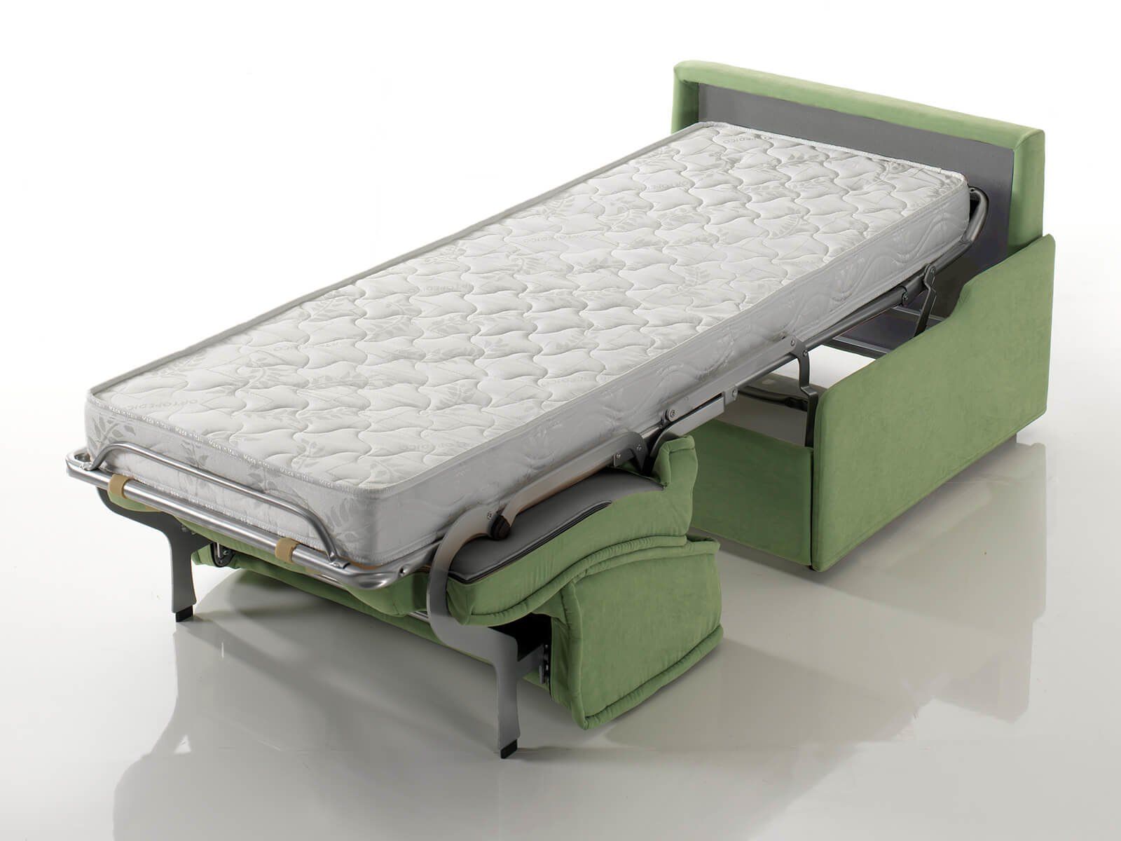 Divano letto verde estraibile con materasso esteso, su una superficie bianca.