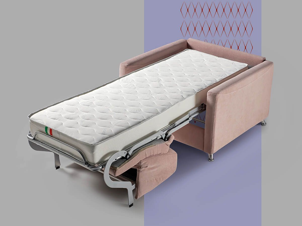 Divano letto rosa con materasso bianco allungato.