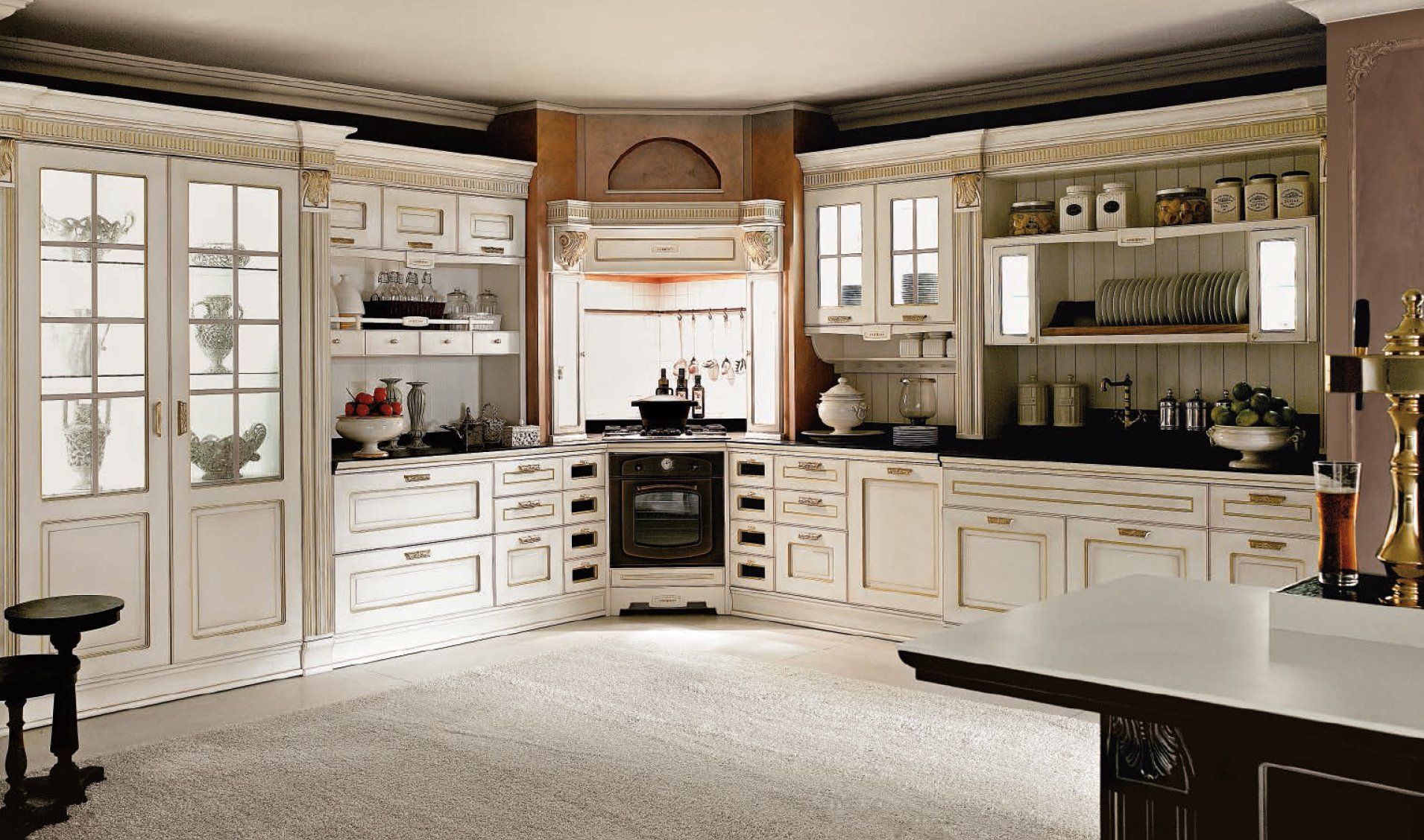 Elegante cucina bianca con mobili decorati, ripiani neri e fornello centrale.