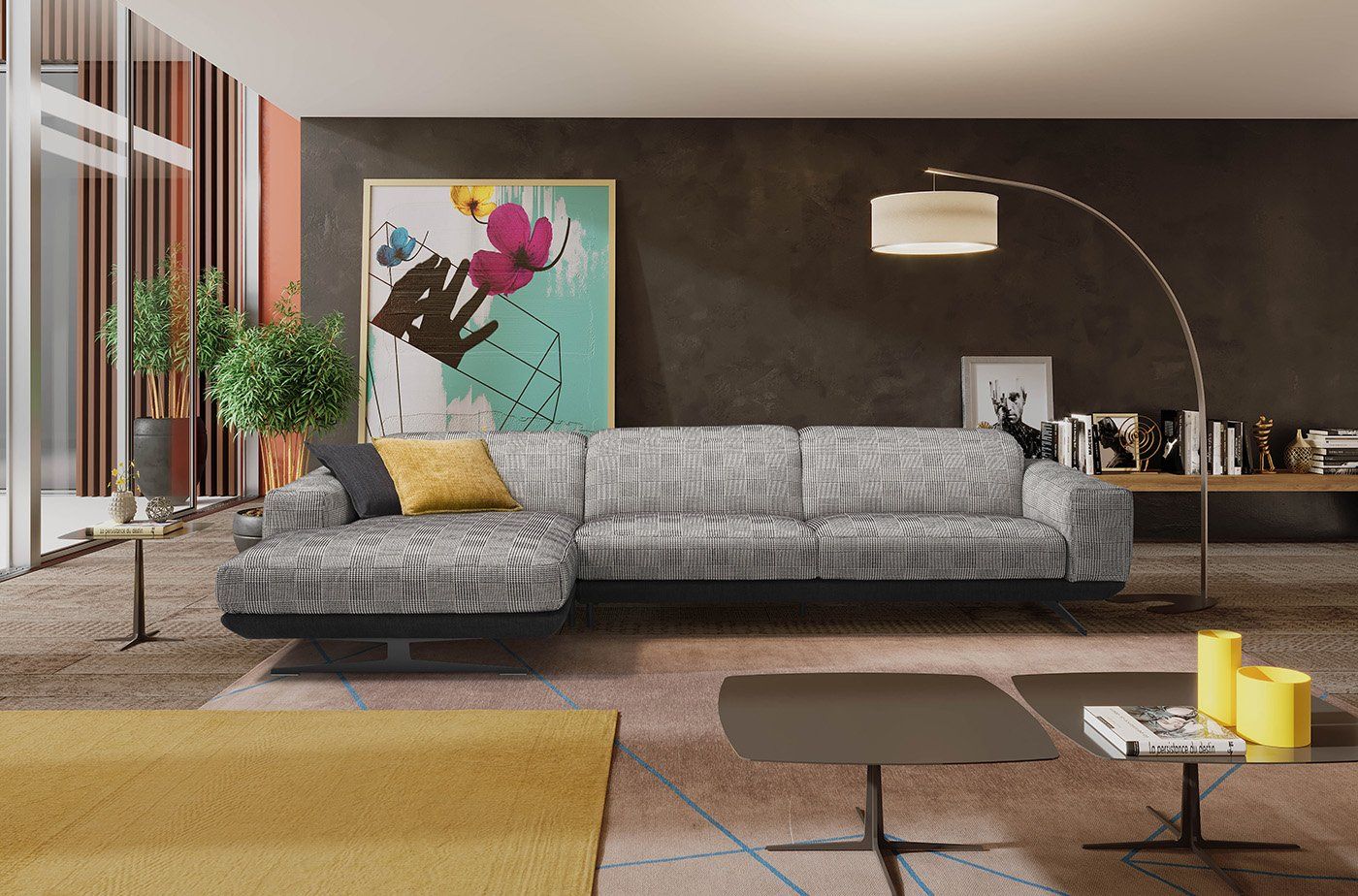 Soggiorno con divano componibile grigio, opere d'arte astratte e dettagli gialli.