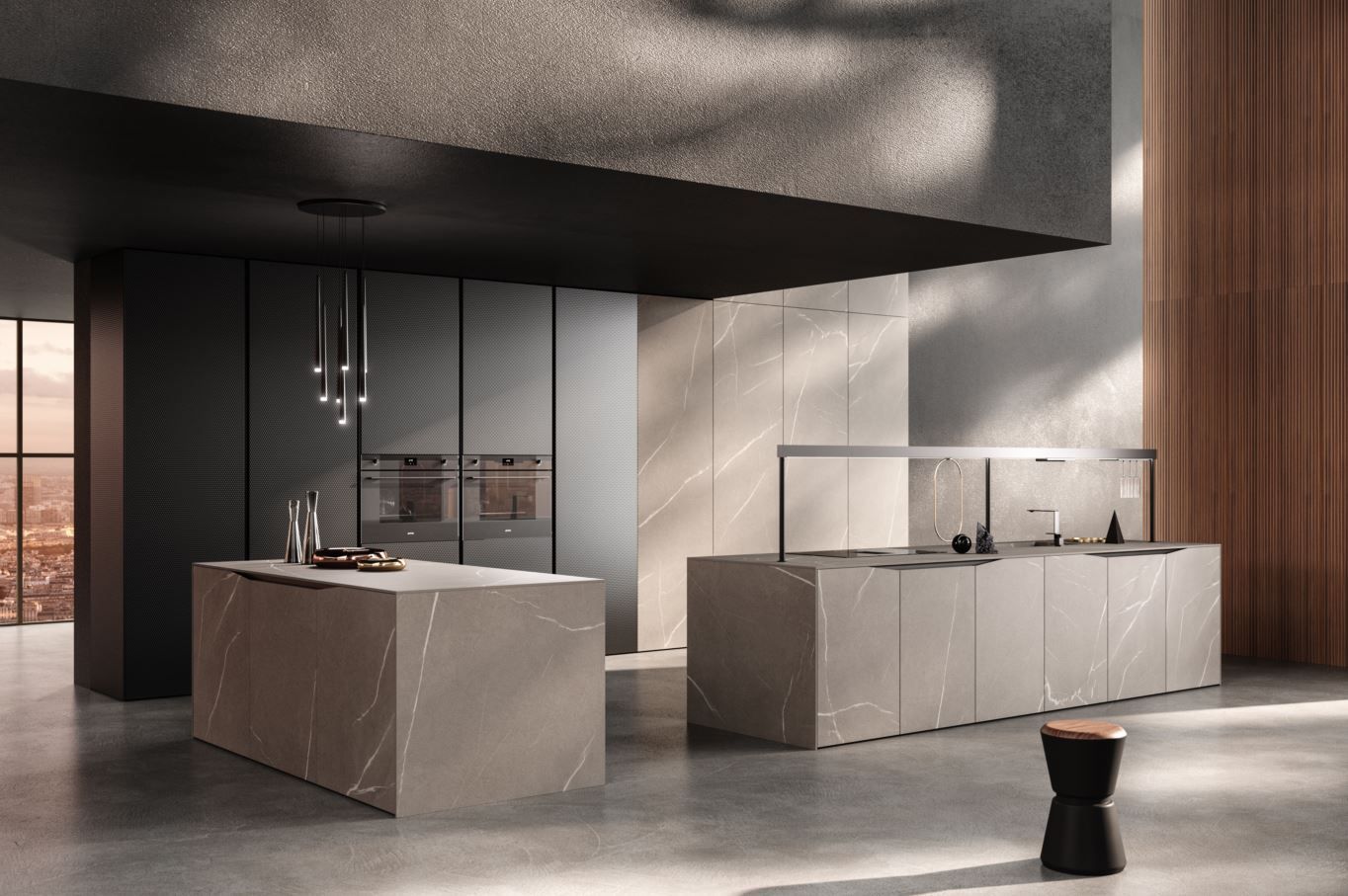 Cucina moderna con due isole, mobili in pietra grigia, dettagli neri, soffitti alti e vista sulla città.