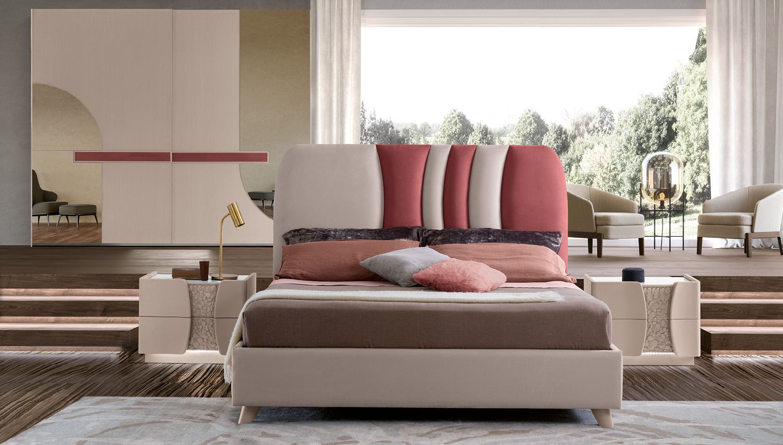 Camera da letto con letto, comodini e armadio. Colori neutri con accenti rossi. Ampia finestra con vista sull'esterno.