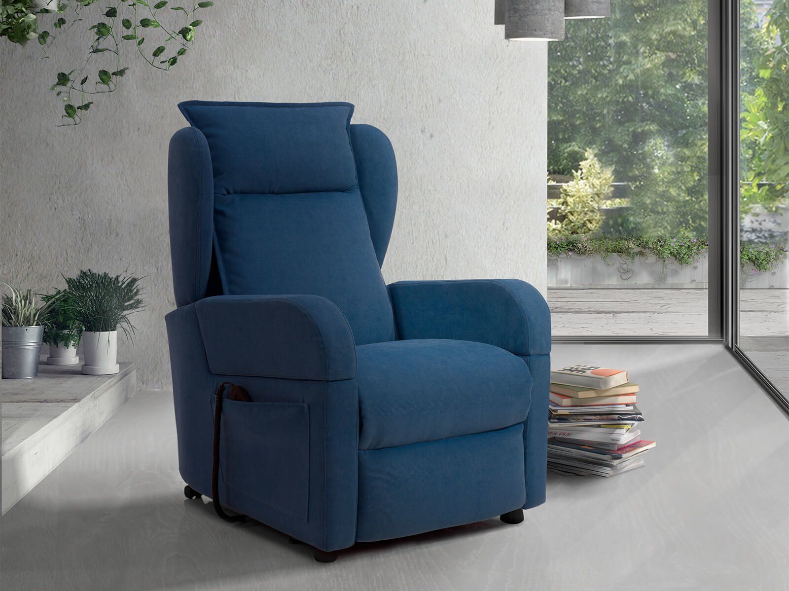Poltrona elevatrice blu in una stanza moderna con finestra e piante in vaso.