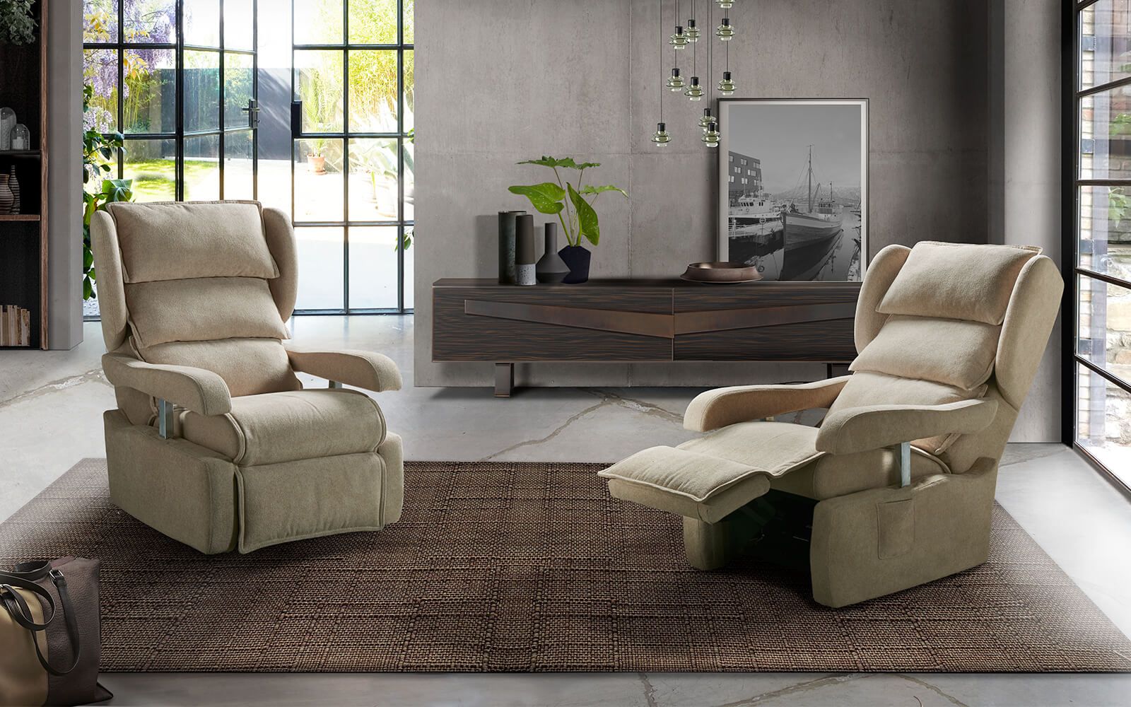Due poltrone reclinabili beige in un soggiorno moderno, una delle quali reclinata, su un tappeto marrone a fantasia.