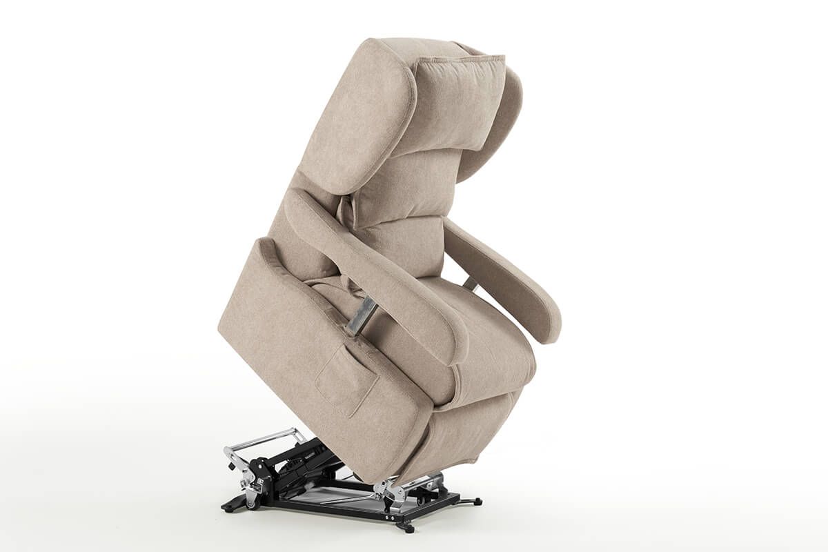Poltrona reclinabile elettrica beige in posizione inclinata, su sfondo bianco.