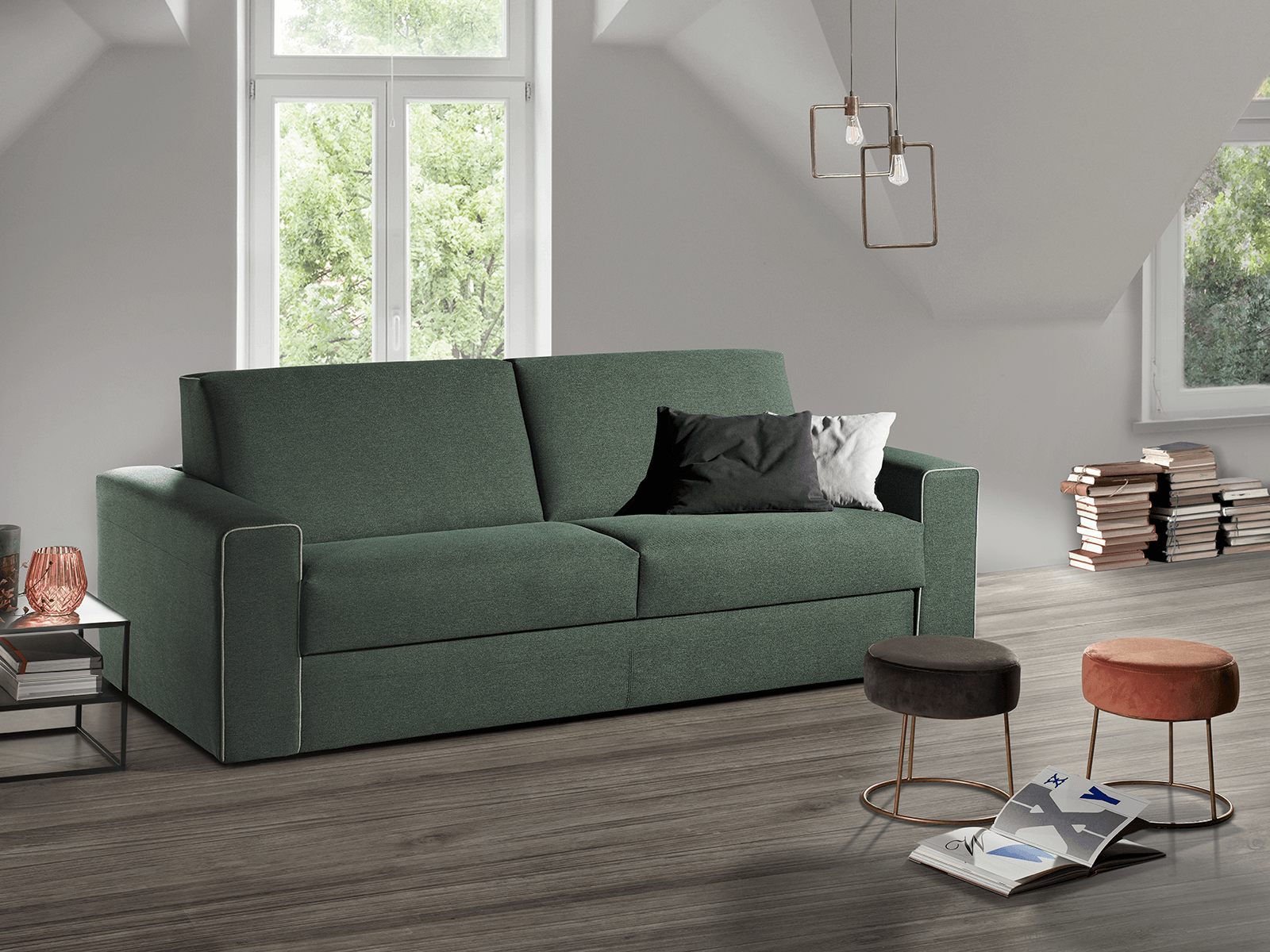 Divano verde in una stanza luminosa con finestra. Due piccoli sgabelli, tavolino e lampade moderne.