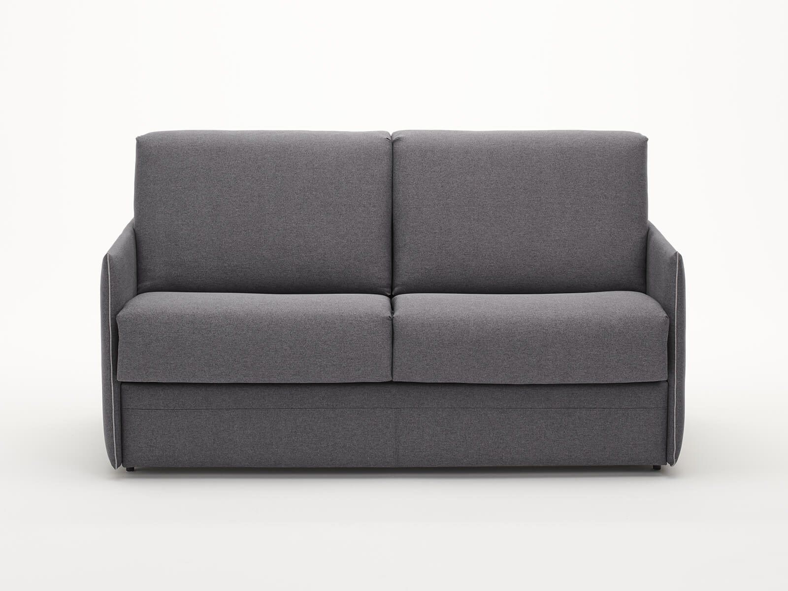 Divano a due posti grigio scuro con letto estraibile, su sfondo bianco.