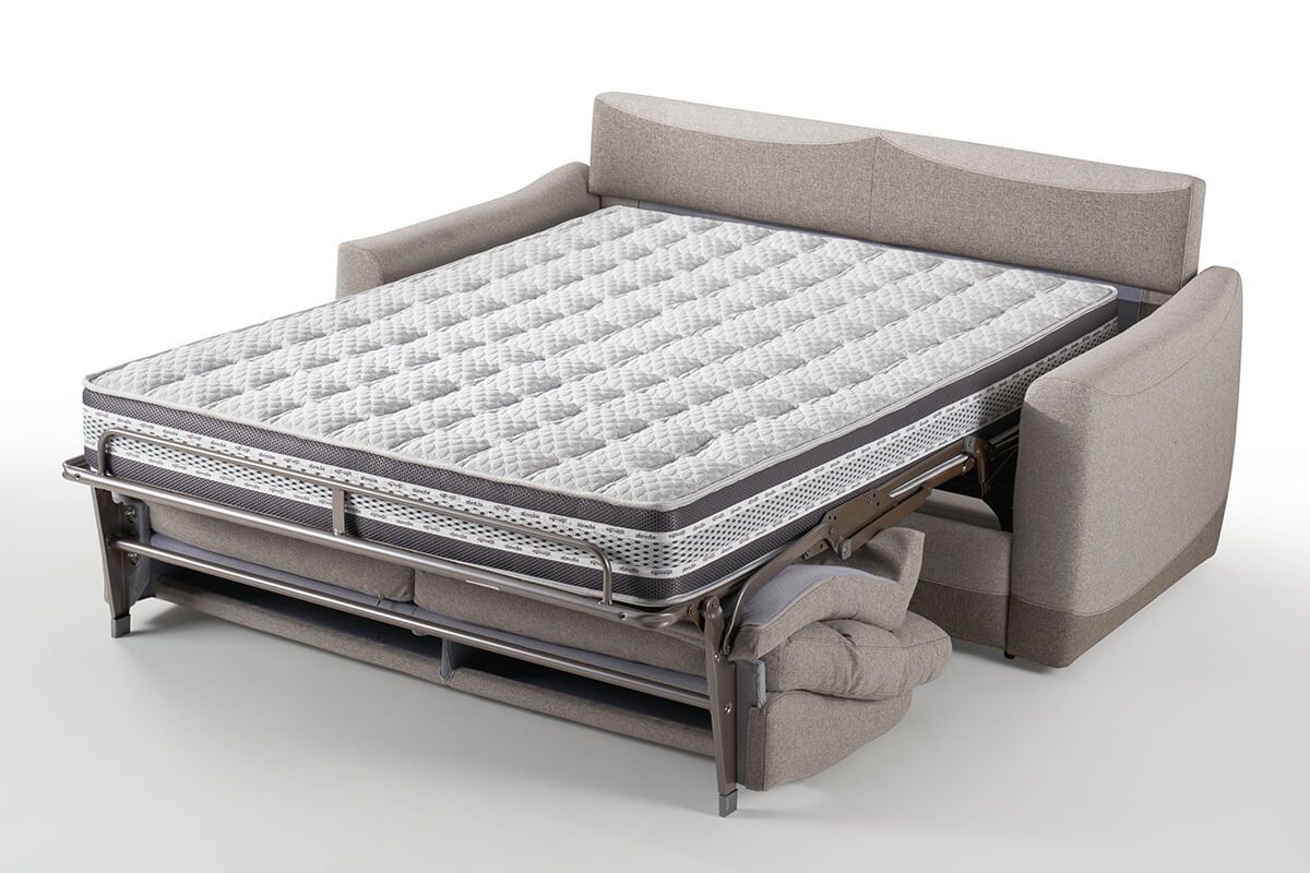 Divano letto grigio con materasso aperto, struttura metallica, tessuto beige, su sfondo bianco.