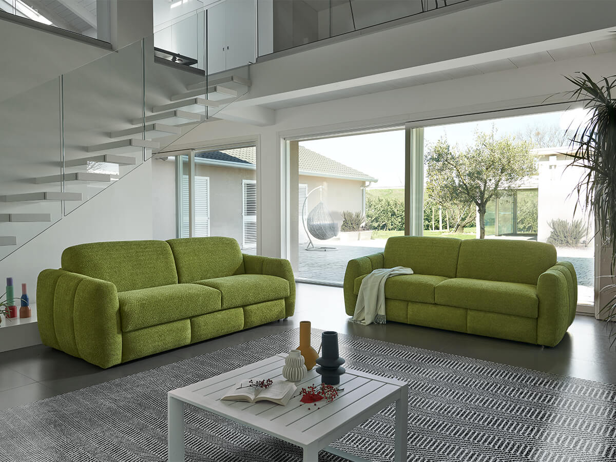 Due divani verde lime in un luminoso soggiorno, design moderno, tavolino bianco, ampie finestre.
