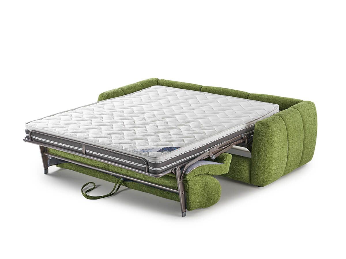 Divano letto verde con materasso allungato.