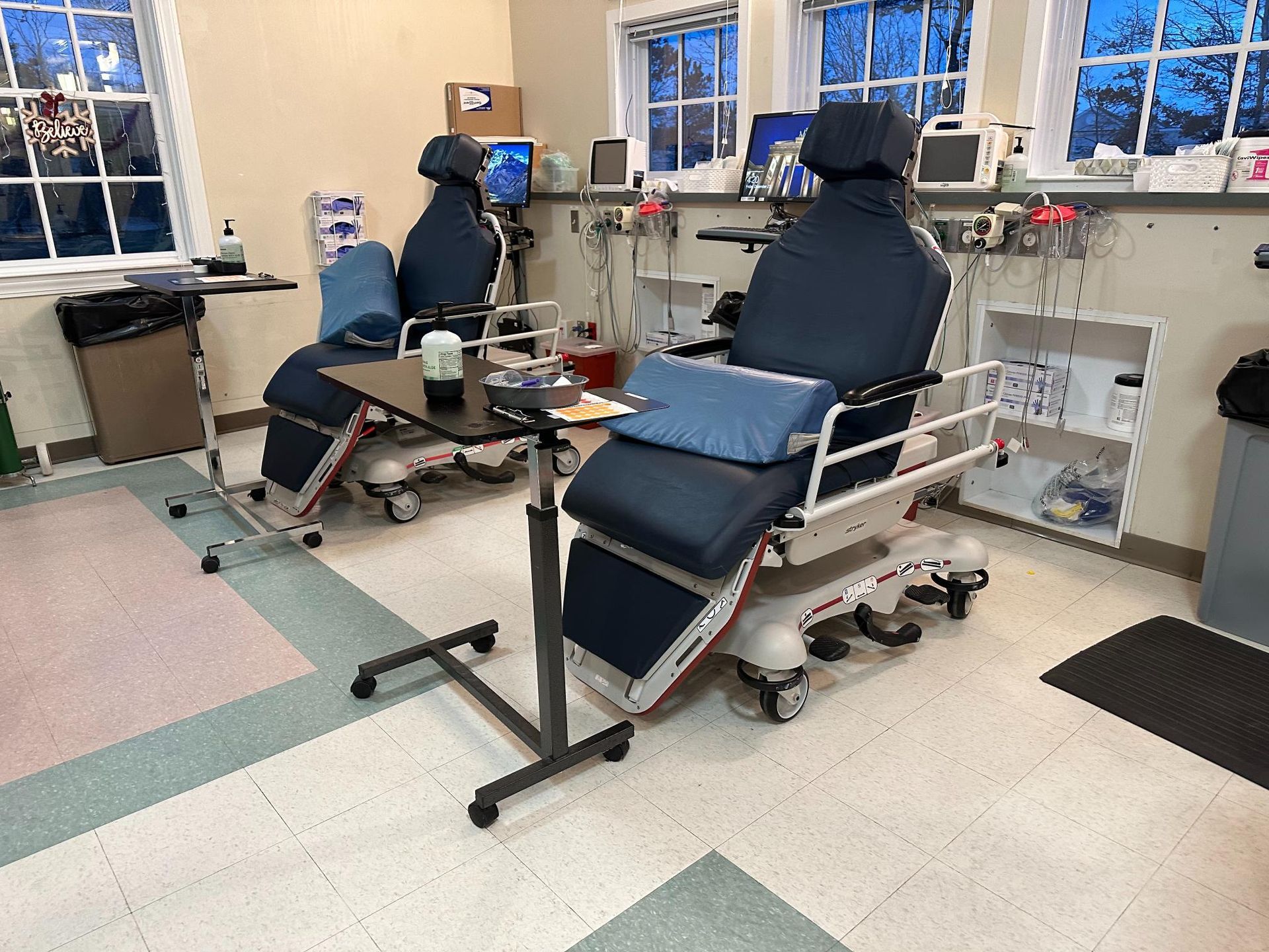 A room with two chairs and a table in it.