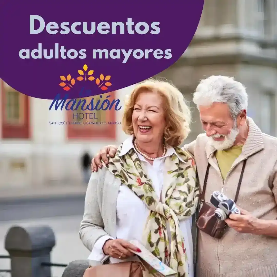 Promoción de descuentos para adultos mayores con una pareja sonriente en la calle.