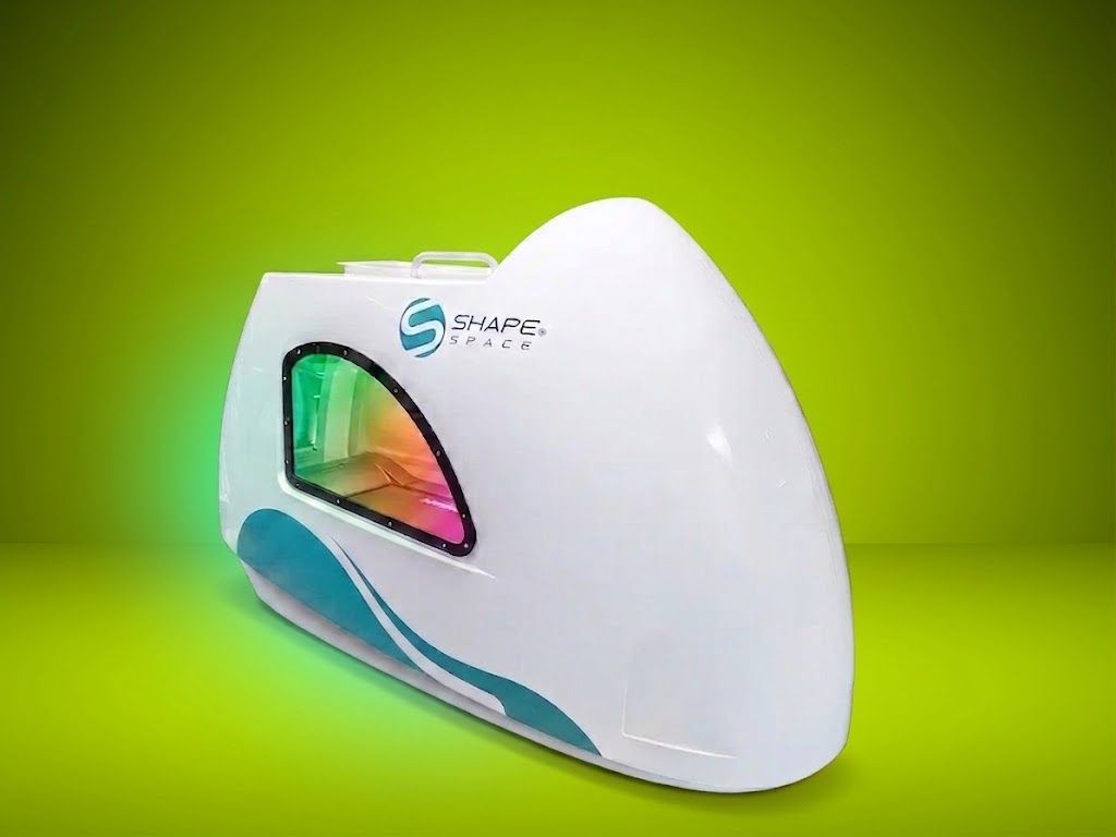 Dispositivo bianco futuristico con logo color verde acqua e pannello dai colori dell'arcobaleno su sfondo verde brillante.