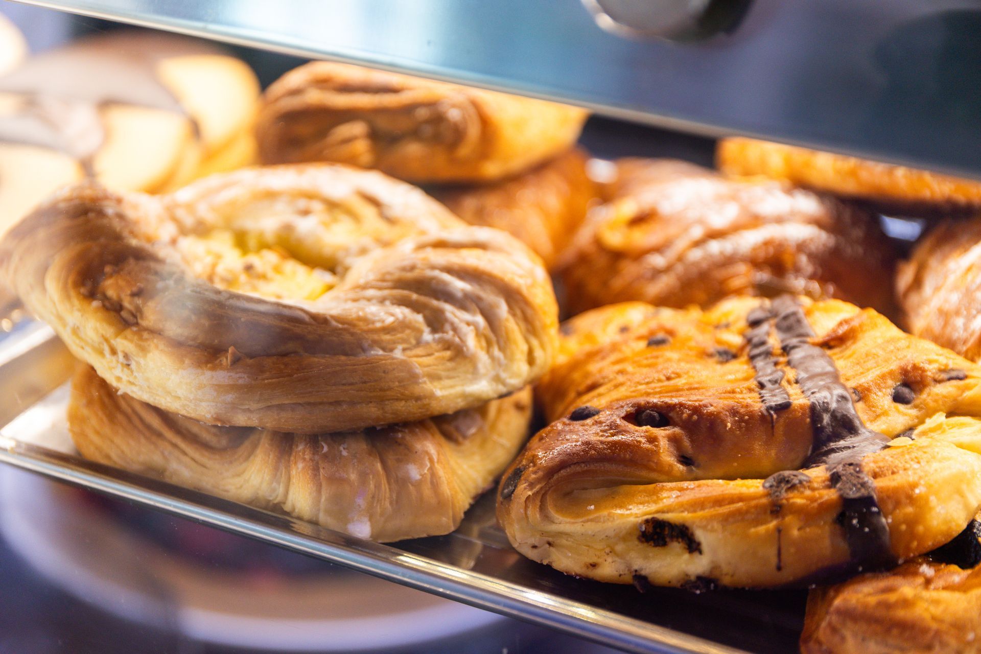 Vetrina da forno con un assortimento di pasticcini glassati e pasticcini con gocce di cioccolato.