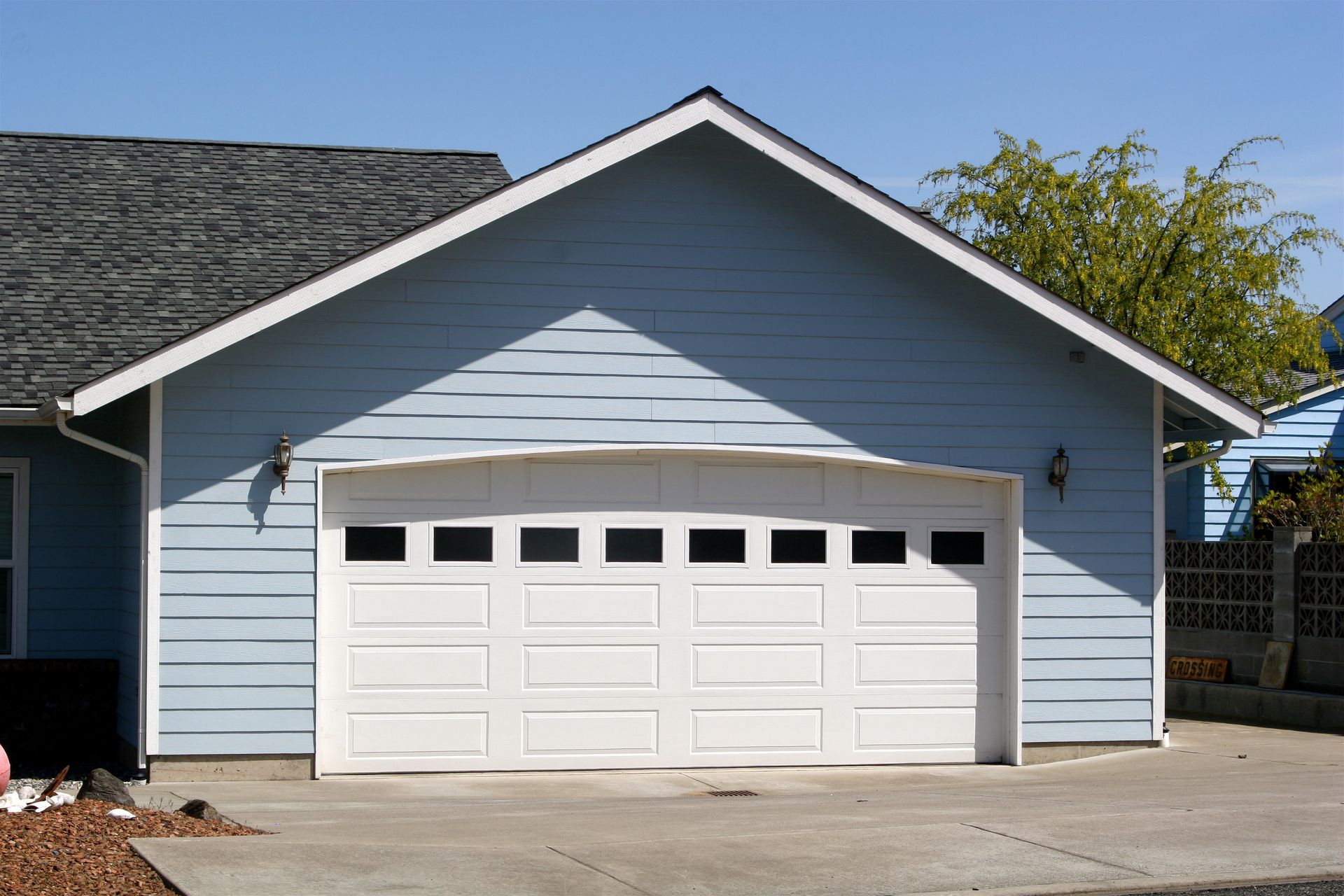 Arched garage door opening
