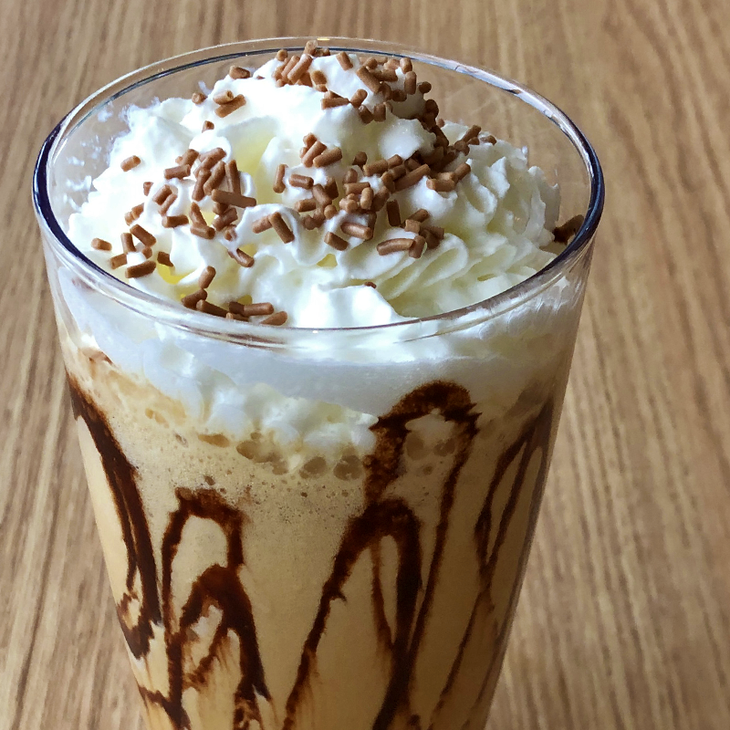 Un batido con crema batida y chispas de chocolate encima.