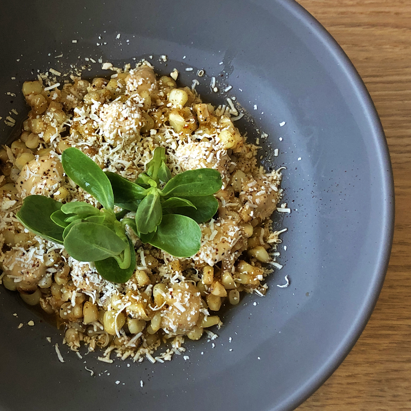 Un primer plano de un plato de comida sobre una mesa.